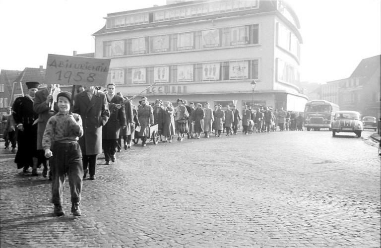 Lingener Torbrcke mit Kaufhaus Heemann und Abiturienten am 1. Mrz 1958