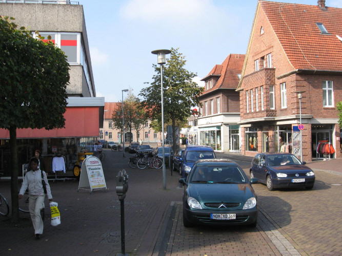 Links im Bild Kaufhaus Woolworth heute, im Hintergrund immer noch das Hauptzollamt
