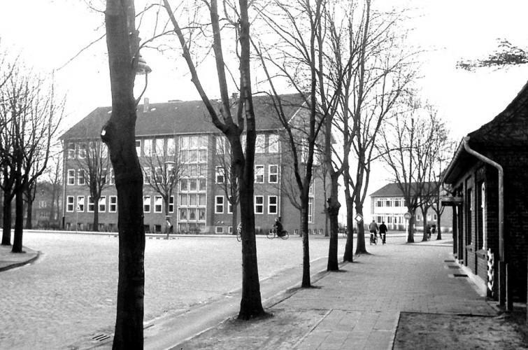 Stadtring mit Arbeitsamt im Hintergrund, rechts am Bildrand Fotogeschft Zahn, 1957