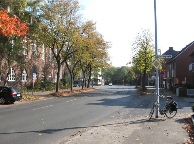 Blick vom Postdamm zur Jahnstra�e, links das Gymnasium, 2007